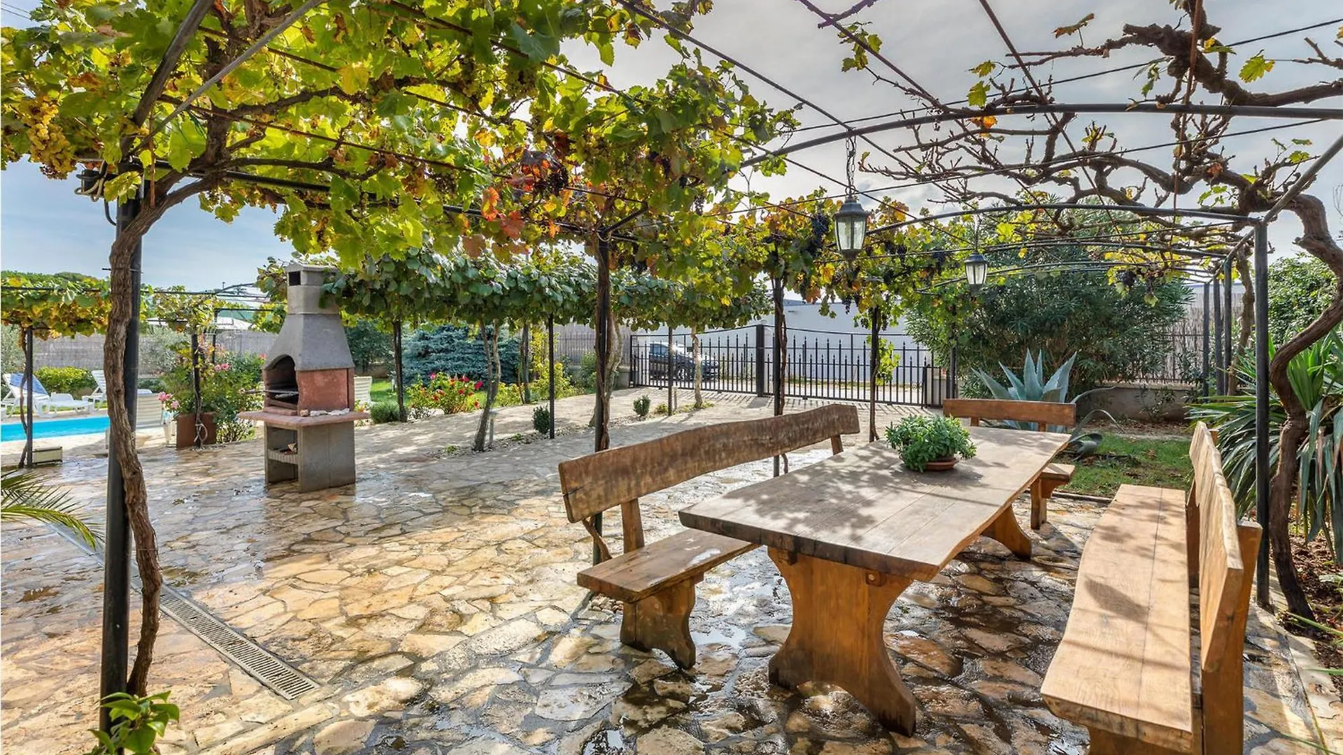 Gorgeous Apartment In Pula With Kitchen